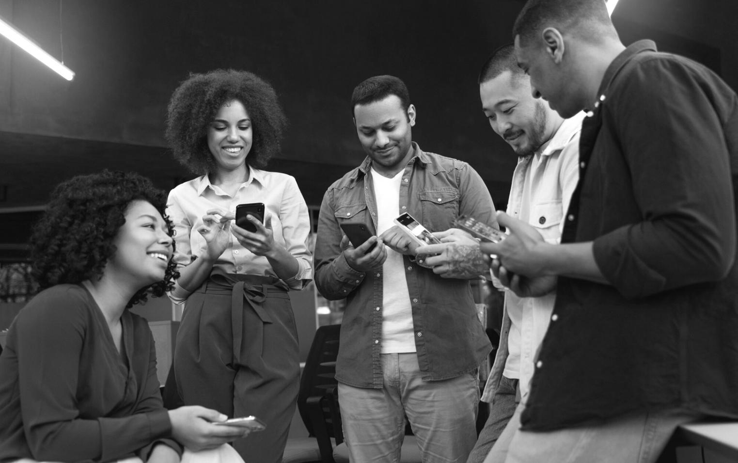 Desarrolladores analizando métricas de rendimiento móvil