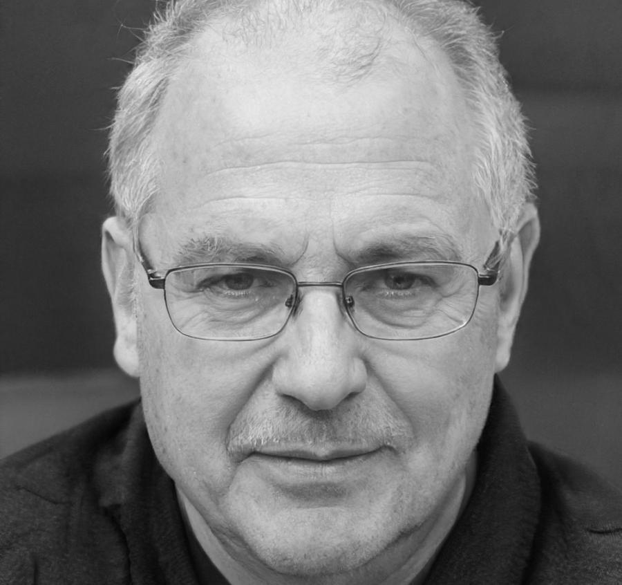 Retrato profesional de Gaspar Ibáñez, especialista en infraestructura técnica