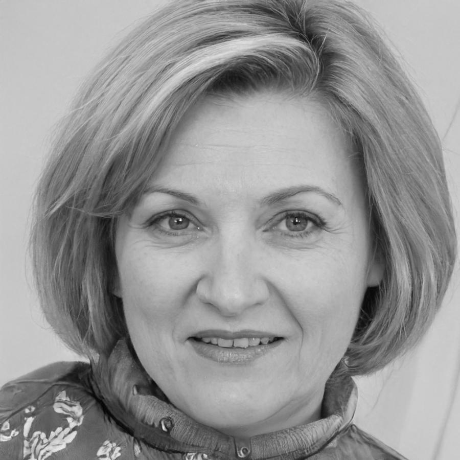 Coordinadora académica revisando evaluaciones del programa