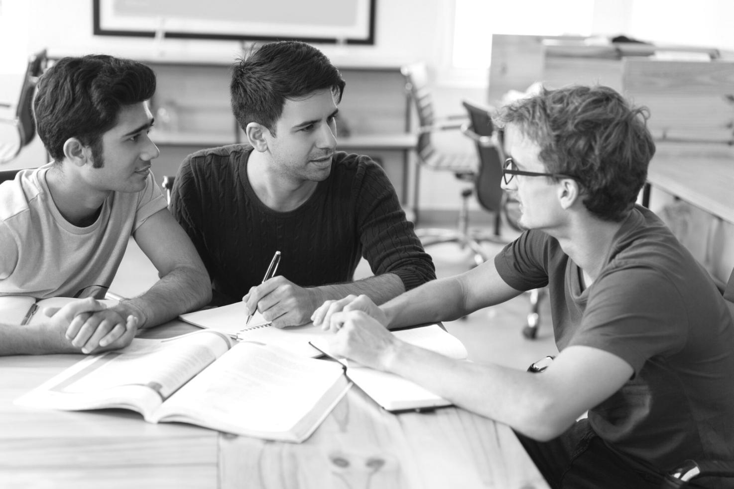 Equipo de desarrollo trabajando en optimización móvil