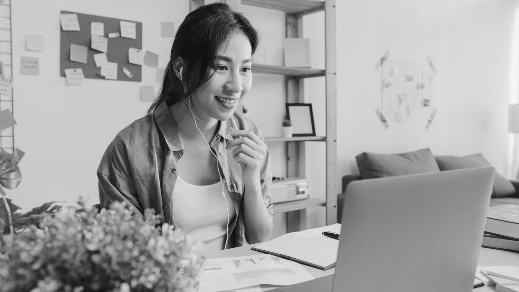 Espacio de trabajo con dispositivos móviles mostrando análisis de rendimiento web